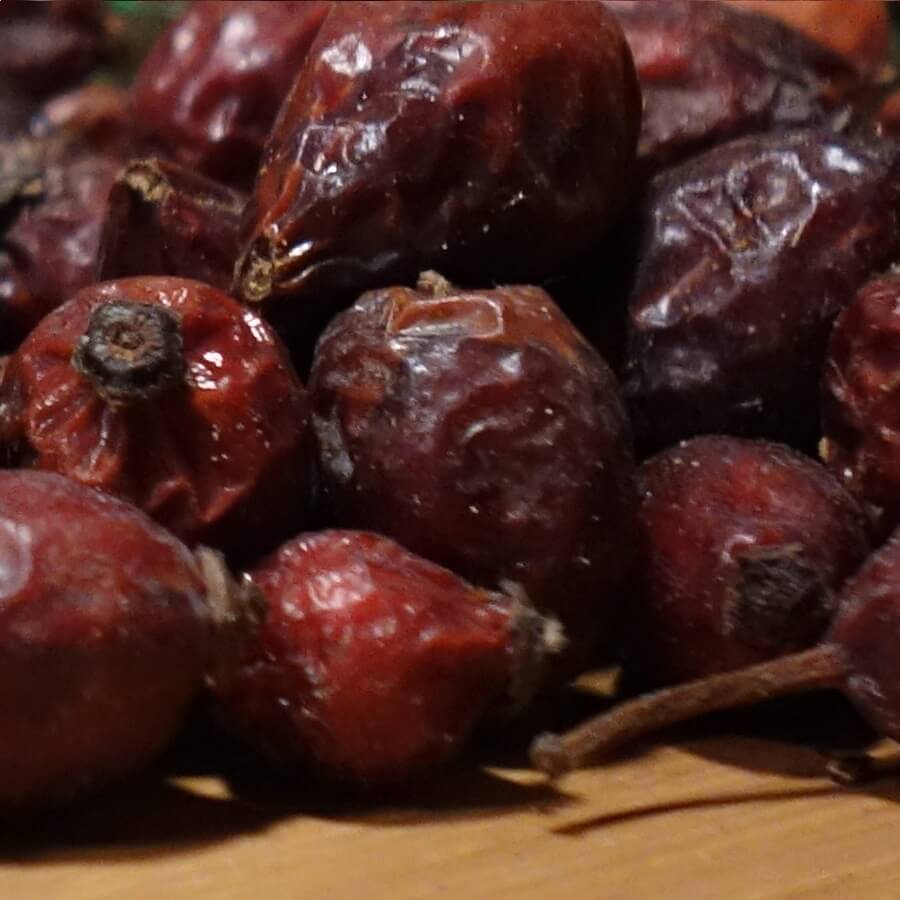 Ganze und getrocknete Hagebutten